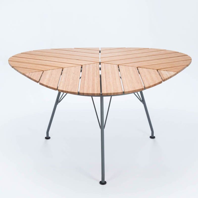 Houe "Leaf" Gartentisch 146 × 146 cm, Gestell Stahl grau, Tischplatte Bambus