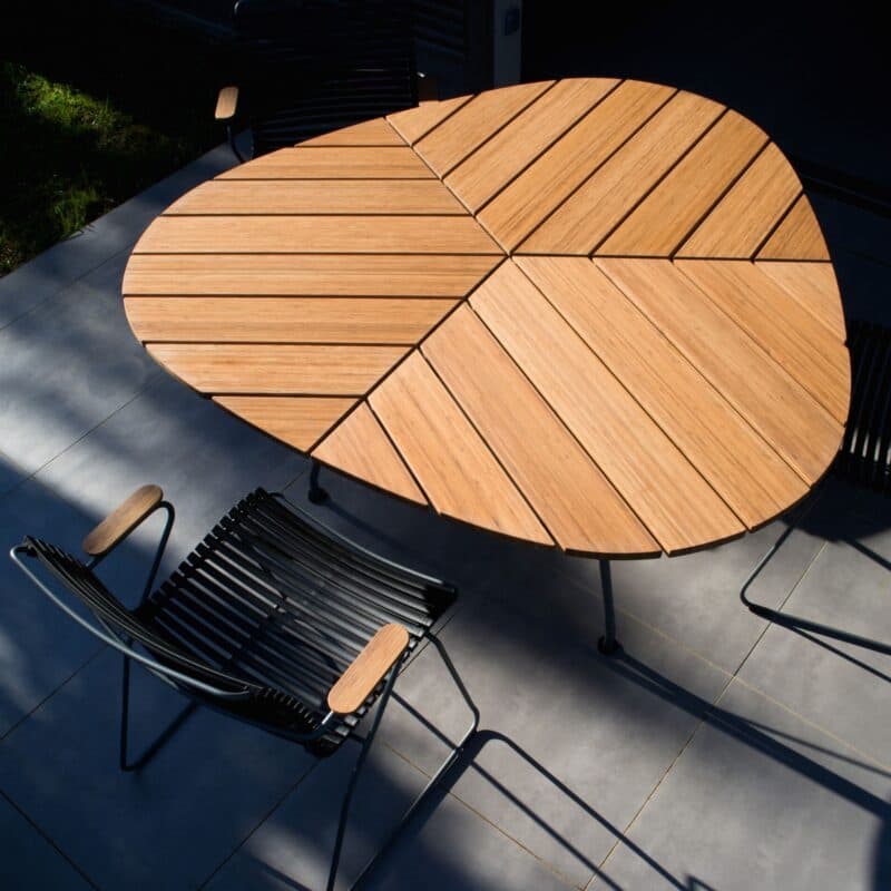 Houe "Leaf" Gartentisch 146 × 146 cm, Gestell Stahl grau, Tischplatte Bambus