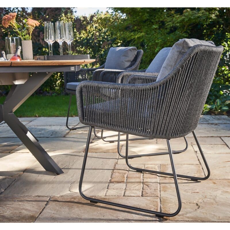 CASA DOMA "Ribera/Saleni" Gartenmöbel-Set 7-tlg., Gestelle Edelstahl anthrazit, Diningsessel mit Kufen, Sitzschale L-Form aus Rope anthrazit (vertikal rund), Kissen Tuvatextil® Panama grafito, Tischplatte Teak